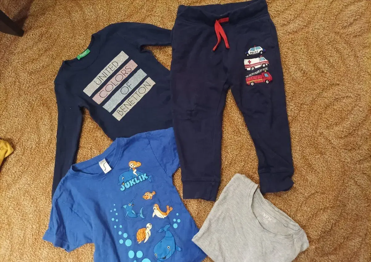 Tepláky H&M 98/104, tričko Benetton a další