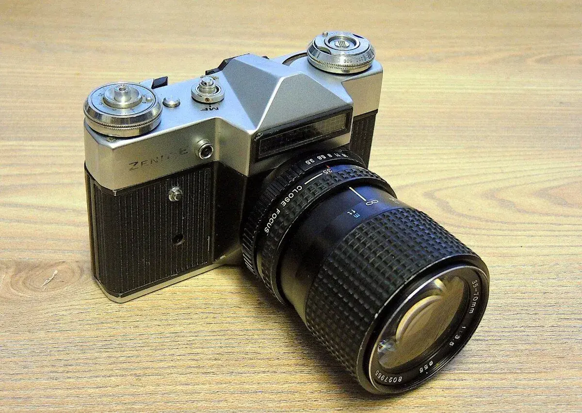 Zenit E + Tokina 3,5/35-70 (M42)