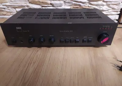 LEGENDÁRNÍ VINTAGE STEREOFONNÍ INTEGROVANÝ ZESILOVAČ NAD 302