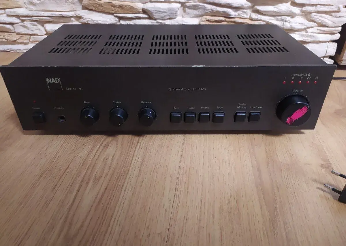 LEGENDÁRNÍ VINTAGE STEREOFONNÍ INTEGROVANÝ ZESILOVAČ NAD 302