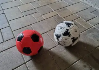 Fotbalové míče, a basketbalový
