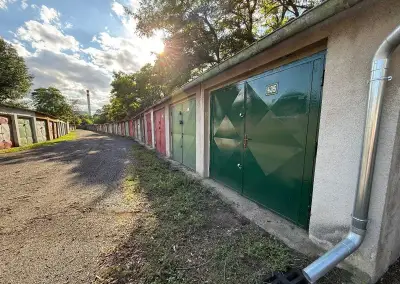 Pronajmu garáž s elektrikou v Lounech.