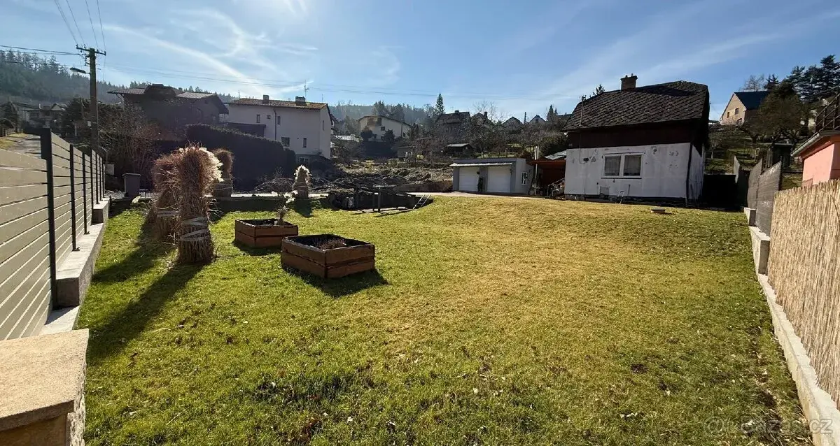 Stavební pozemek s domem a dvougaráží 932m²