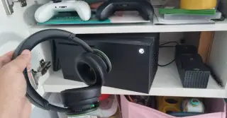 Xbox Series X + 2 ovladače + sluchátka +