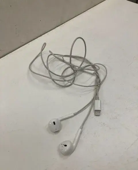 Drátová sluchátka Apple