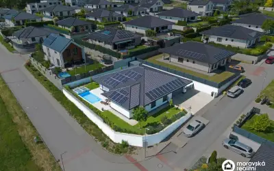 Moderní nízkoenergetický bungalov 5+kk s fotovoltaikou, bazé