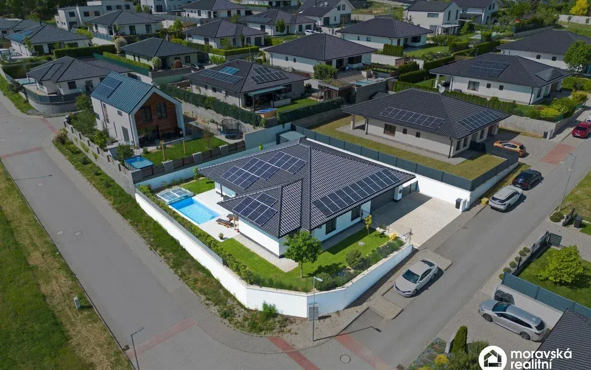 Moderní nízkoenergetický bungalov 5+kk s fotovoltaikou, bazé