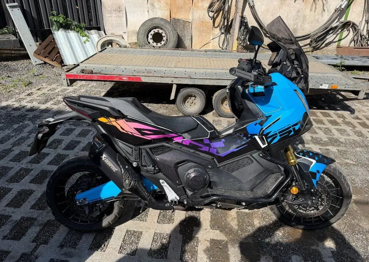 Honda X-ADV 750 rv:2024/7 nehavarované koupeno nove v ČR