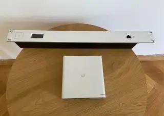 Ubiquiti Cloud Key Plus + rack mount
