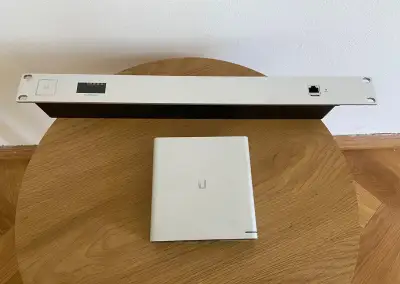 Ubiquiti Cloud Key Plus + rack mount