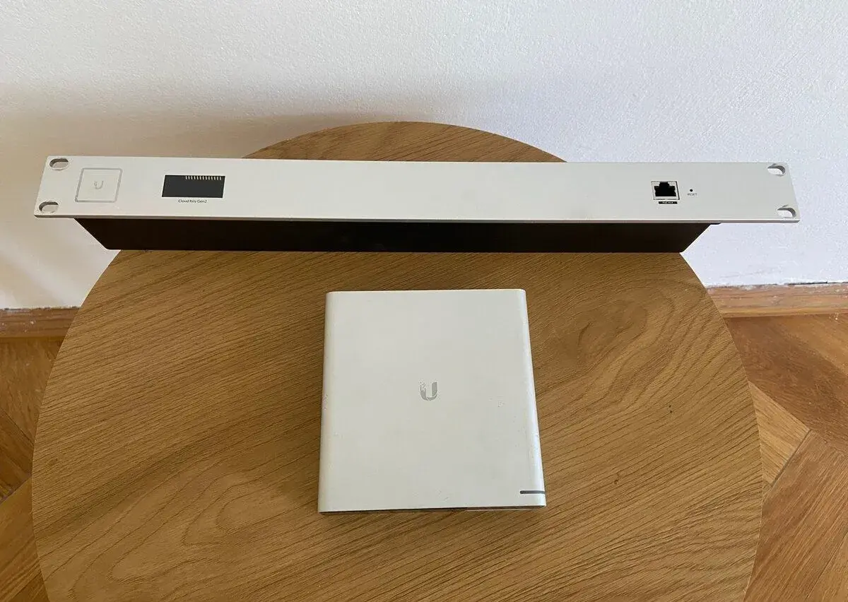 Ubiquiti Cloud Key Plus + rack mount