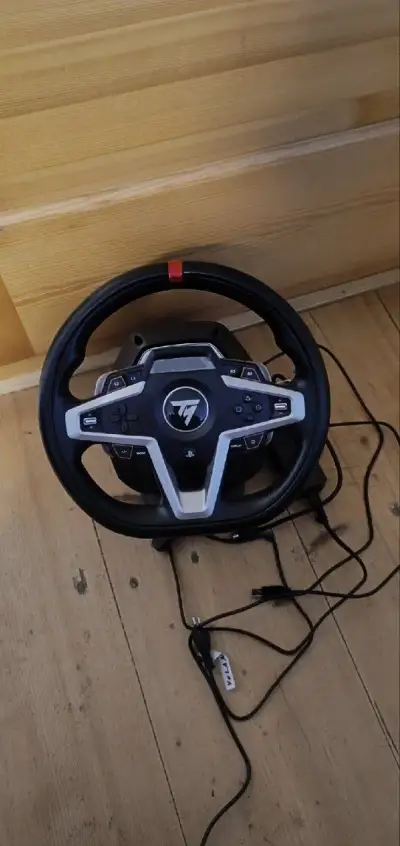 Herní volant s pedály a řadící pákou Thrustmaster