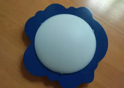 Modré stropní světlo do dětského pokoje