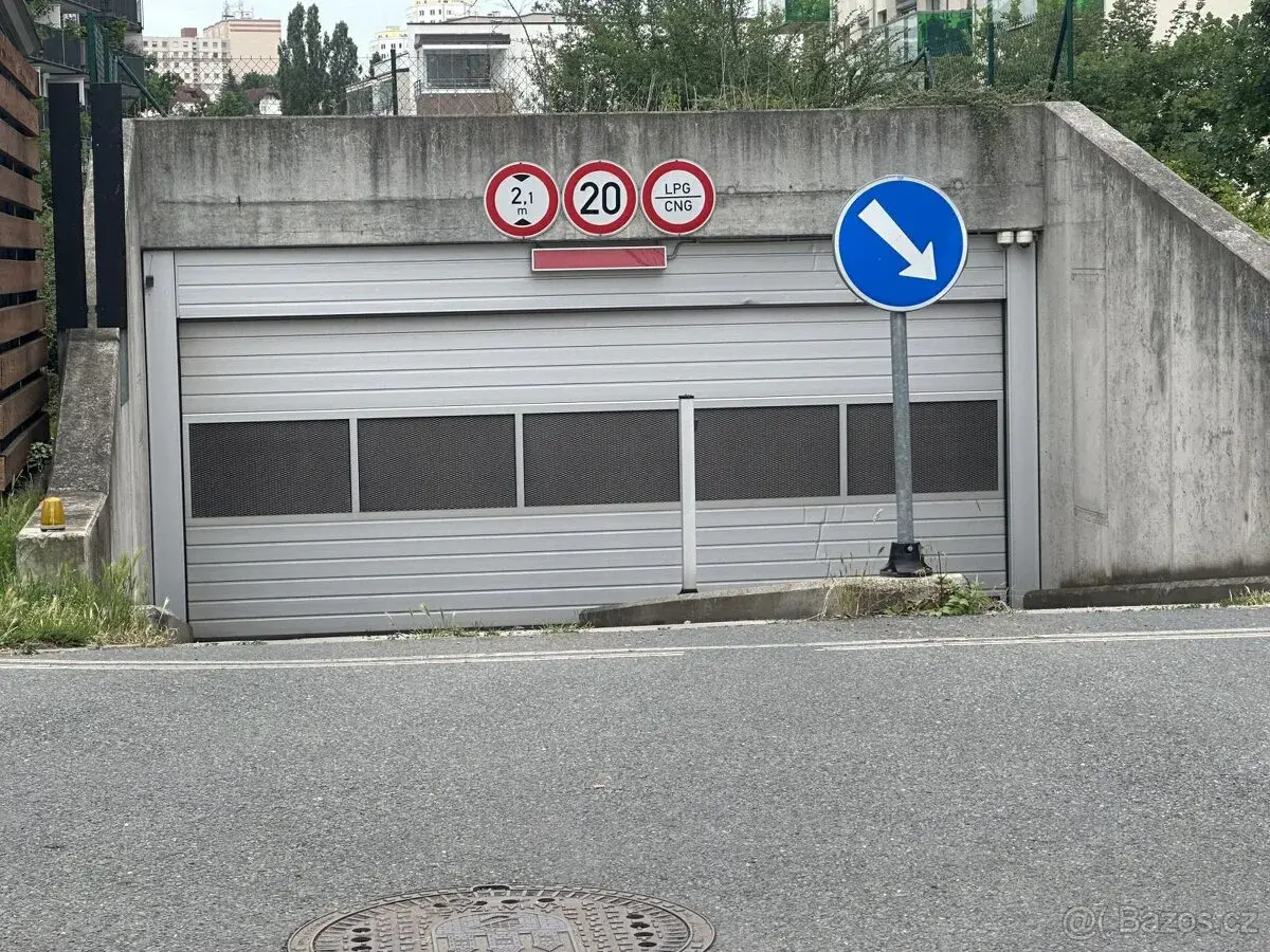 Pronájem garážového stání 25 m2, Československého exilu, Pra