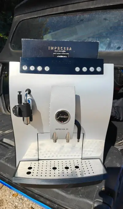 Jura Impressa Z5, automatický kávovar.