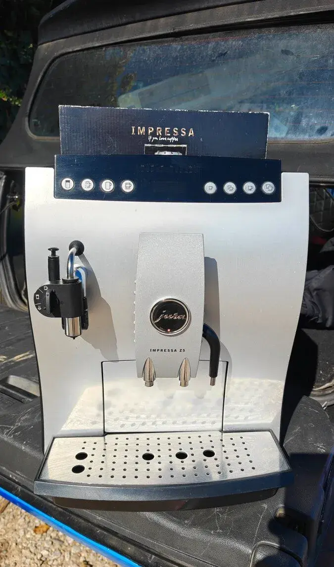 Jura Impressa Z5, automatický kávovar.