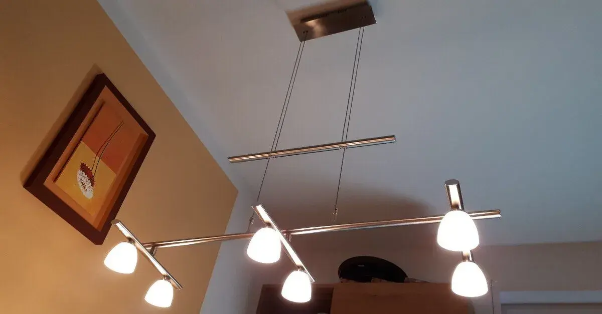 WOFI světlo stmívatelné, závěsné, výškově nastavitelné.
