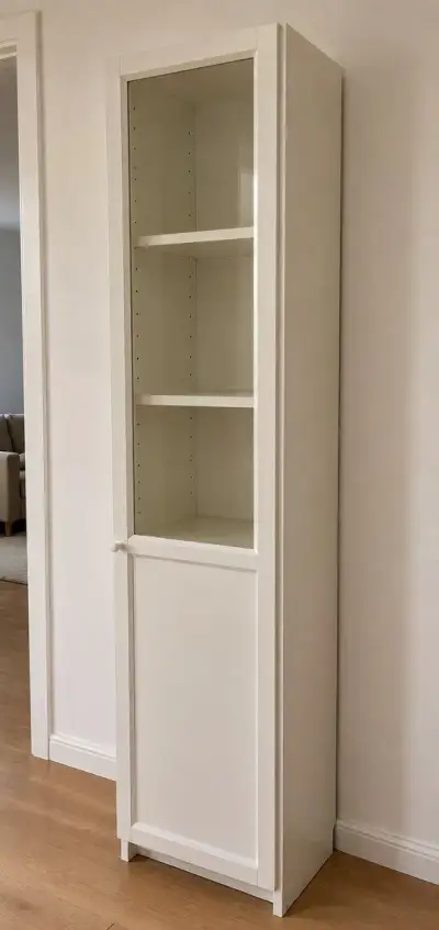IKEA BILLY / OXBERG – úzká knihovna se skleněnými dveřmi