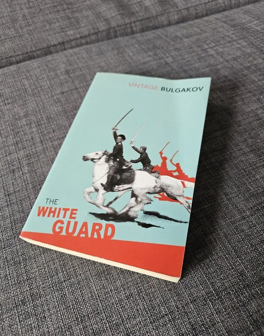 Mikhail Bulgakov - The White Guard (anglicky)