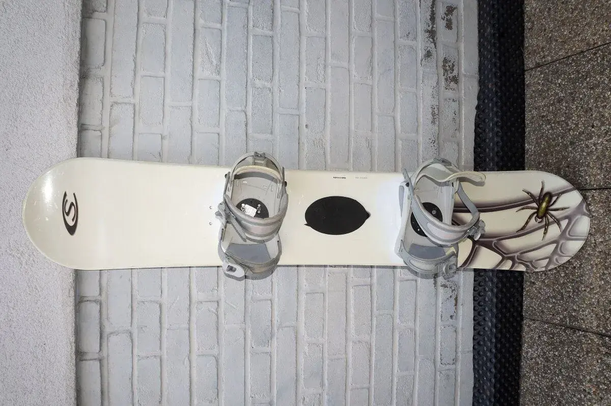 Málo jetý snowboard 151 cm +vázání CrazyCreek, bezvadný stav