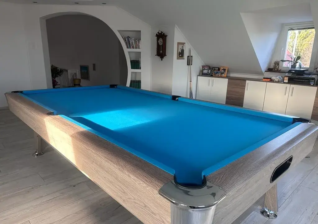 Kulečníkový stůl s kamennou deskou