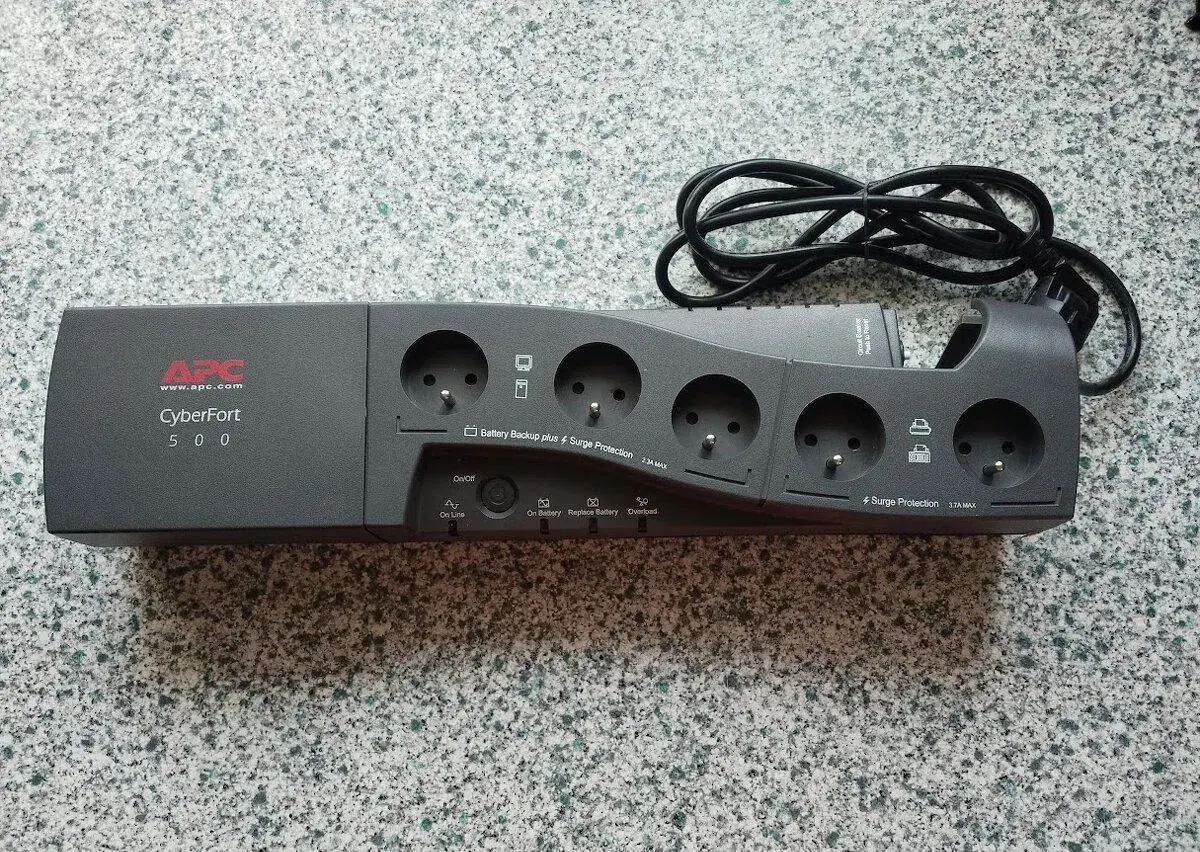 Záložní zdroj - UPS APC BF500-FR