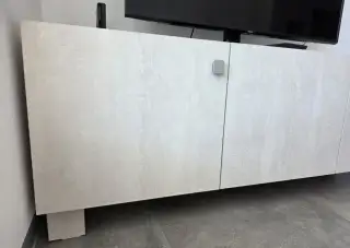 Moderní TV komoda / nízká skříňka v dekoru světlého betonu (