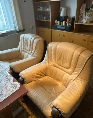 Rustikální kožená sedací souprava v kombinaci se dřevem.