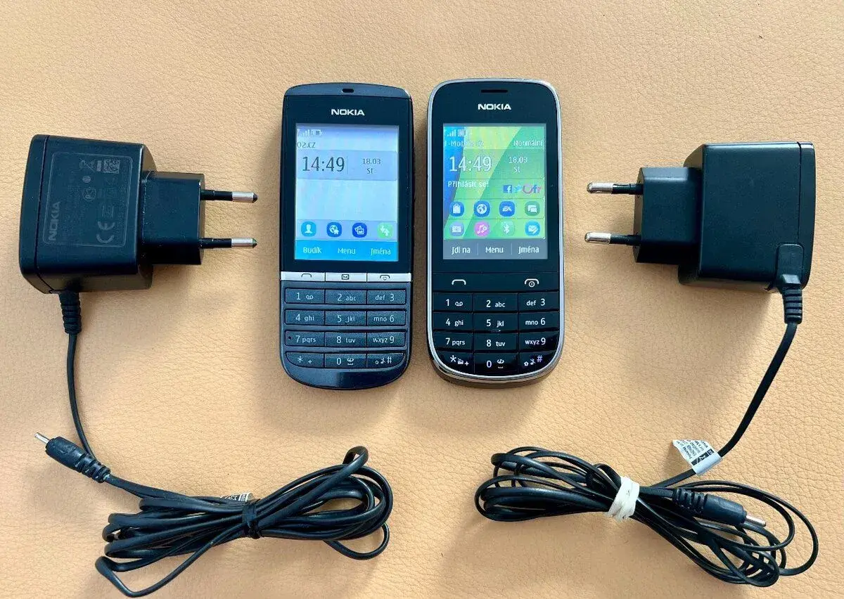 Nokia Asha 300 a Nokia Asha 203