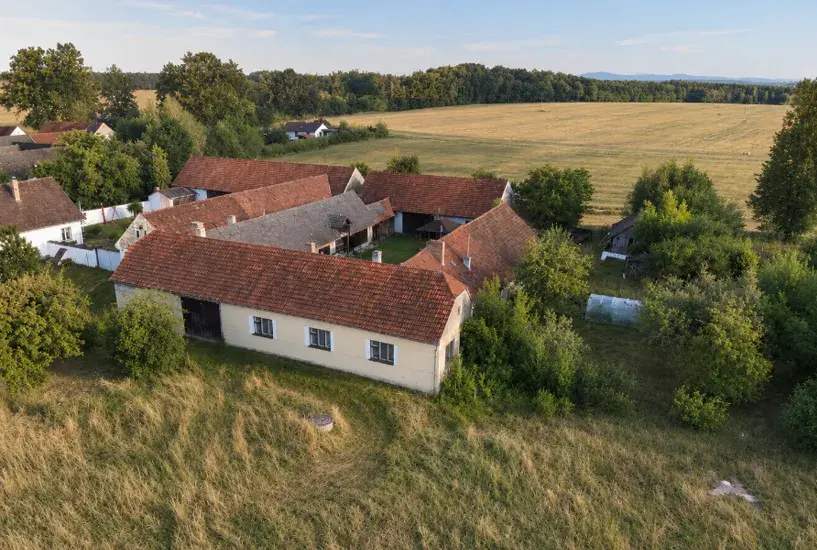 Prodej zemědělská usedlost + samostatný pozemek k bydlení