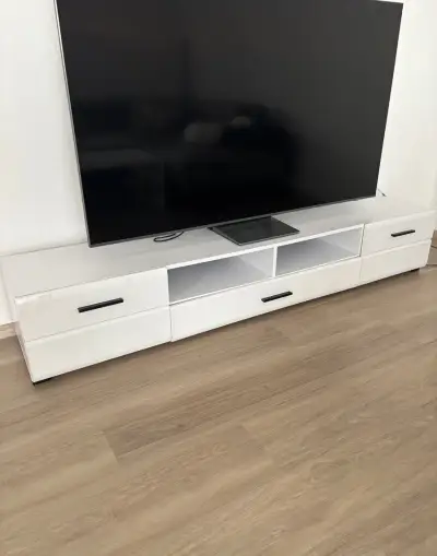 Skříň pod TV