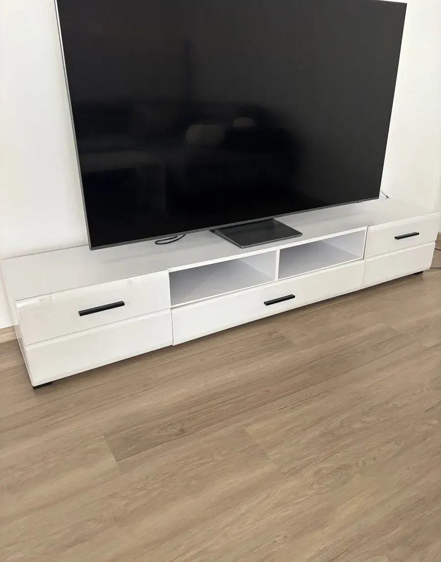 Skříň pod TV