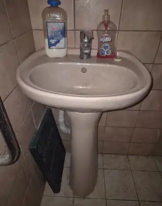 Umyvadlo včetně podstavce a baterie