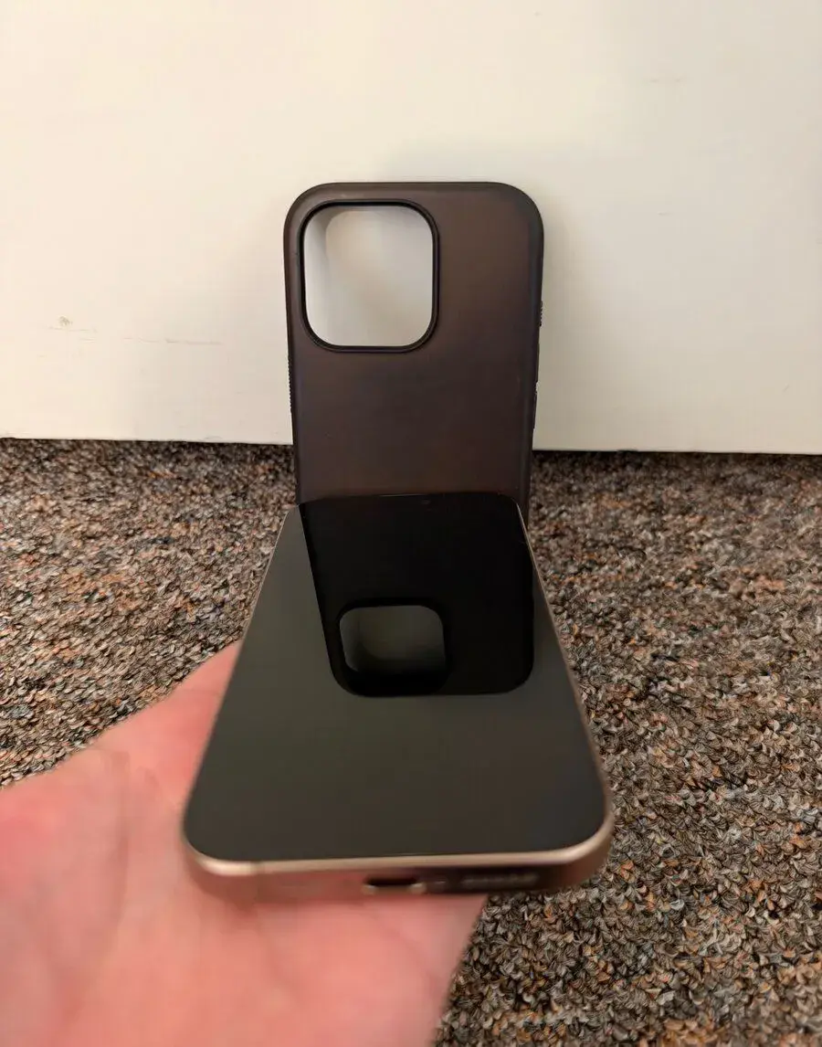 Apple iPhone 16 Pro 1TB Desert titanium. 93 % kondice bater.
