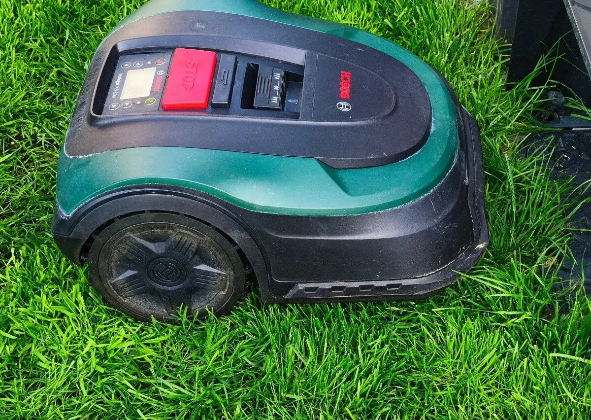 BOSCH Robotická sekačka Indego XS 300