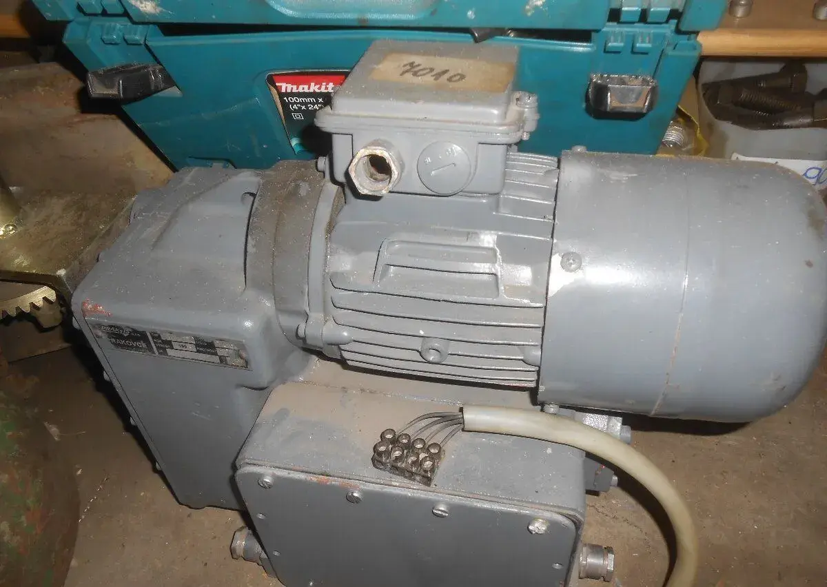 Elektromotor s převodovkou