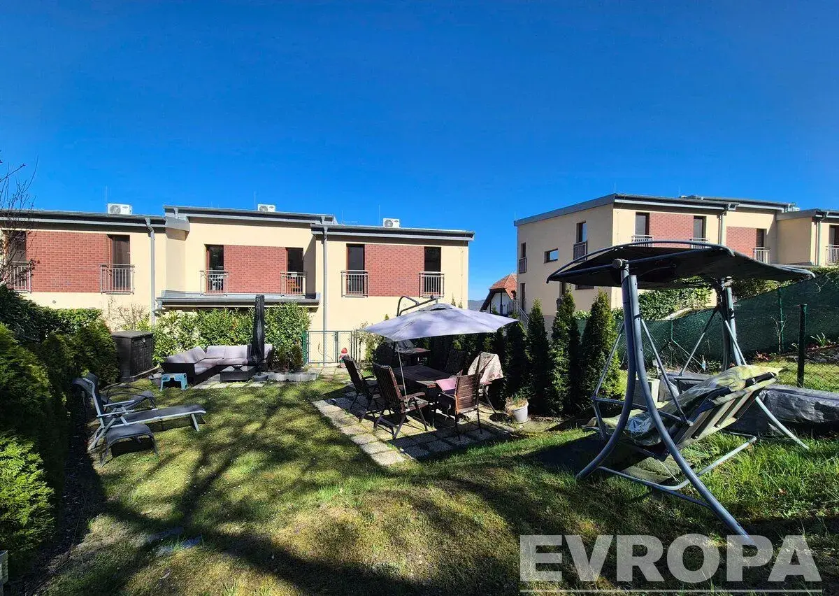 Bydlení jako v rodinném domě: Mezonet 4+kk (96 m²) s vlastní