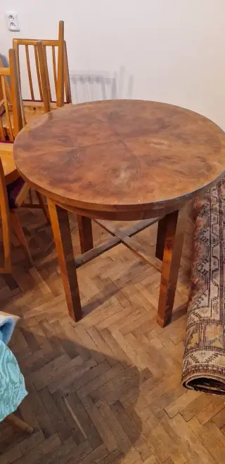 Kulatý starožitný stůl v dobrém stavu