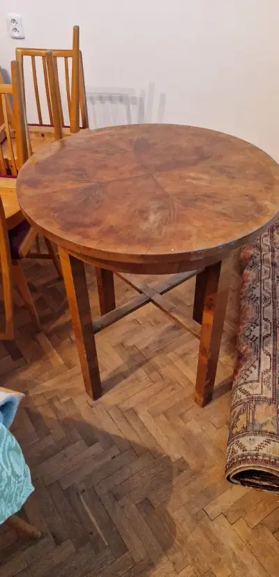 Kulatý starožitný stůl v dobrém stavu