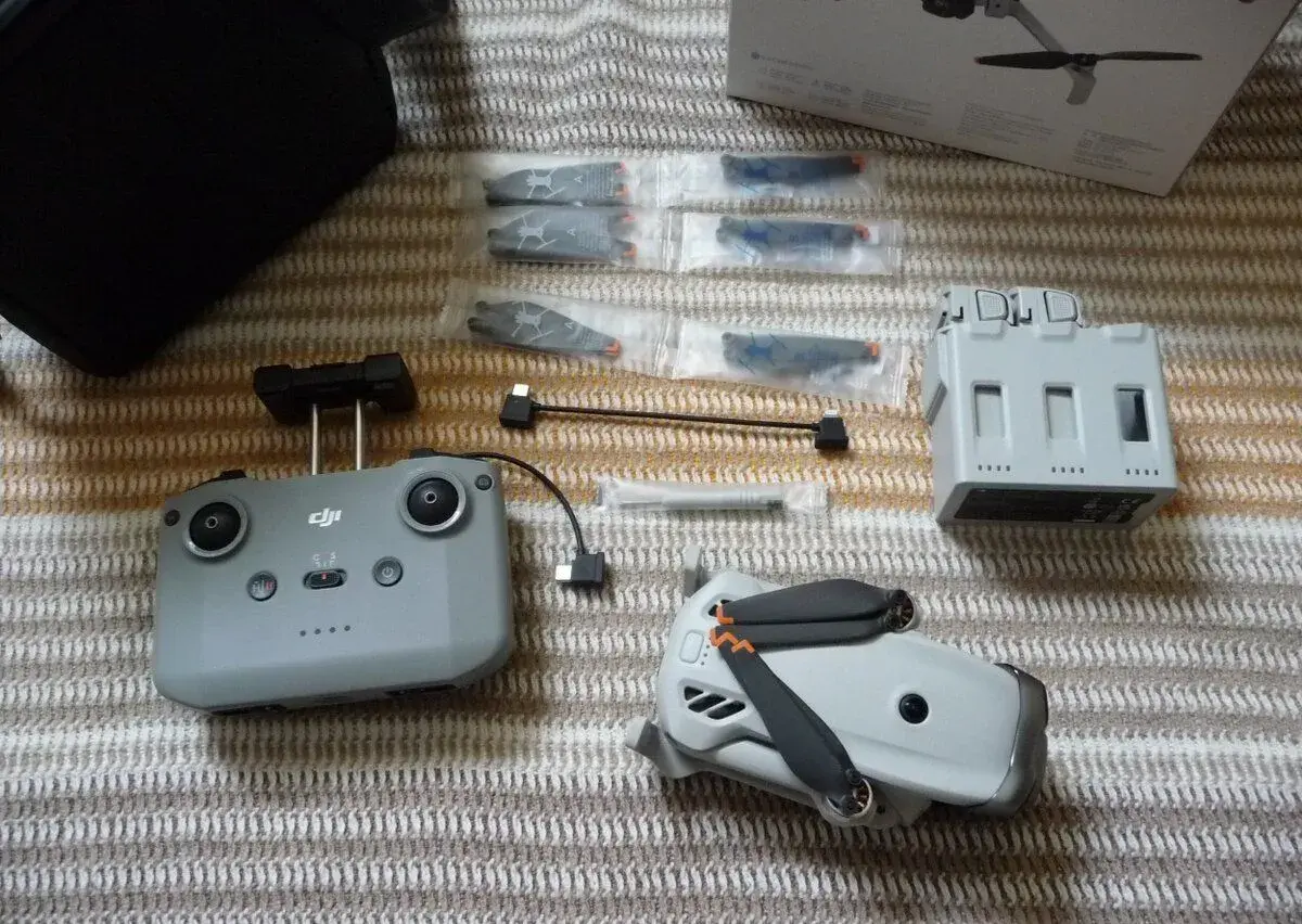dron DJI Lito X1 ve verzi Fly More Combo (DJI RC-N3)