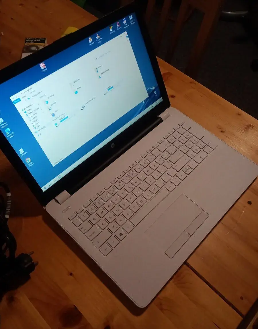 Notebook - HP 15-rb096nc Snow White - špičkový stav