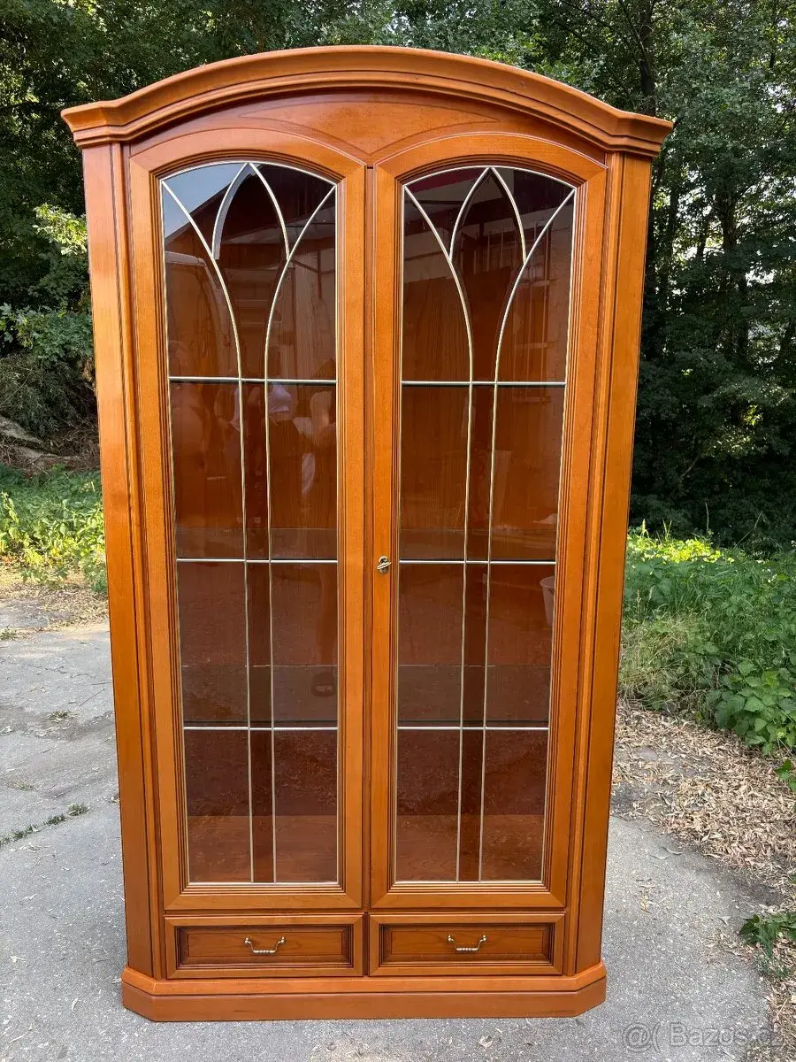 Elegantní ITALSKÁ masivní prosklenná vitrína s osvětlením