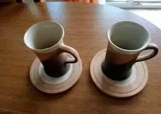 2 hrnečky s podšálkem