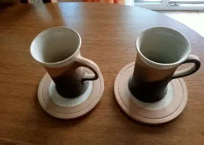 2 hrnečky s podšálkem