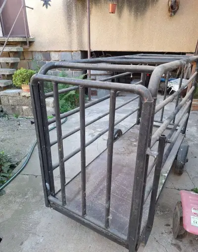 Kovová klec na převoz prasat
