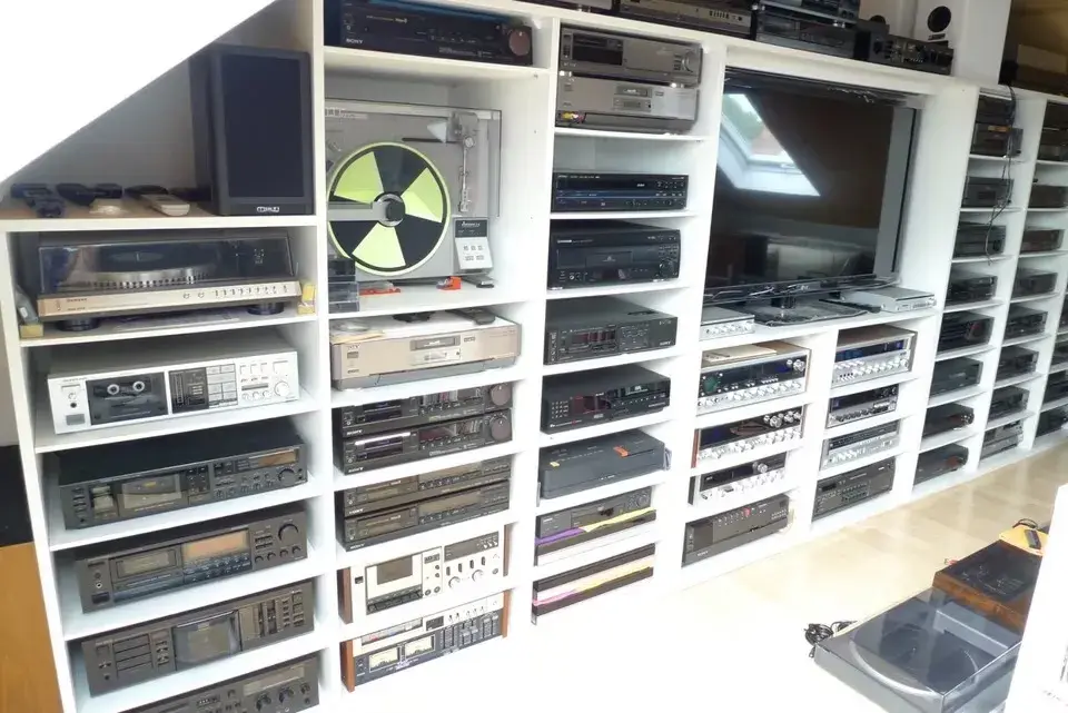 Regál cca 4,2 metru na komponenty / HIFI , na zakázku