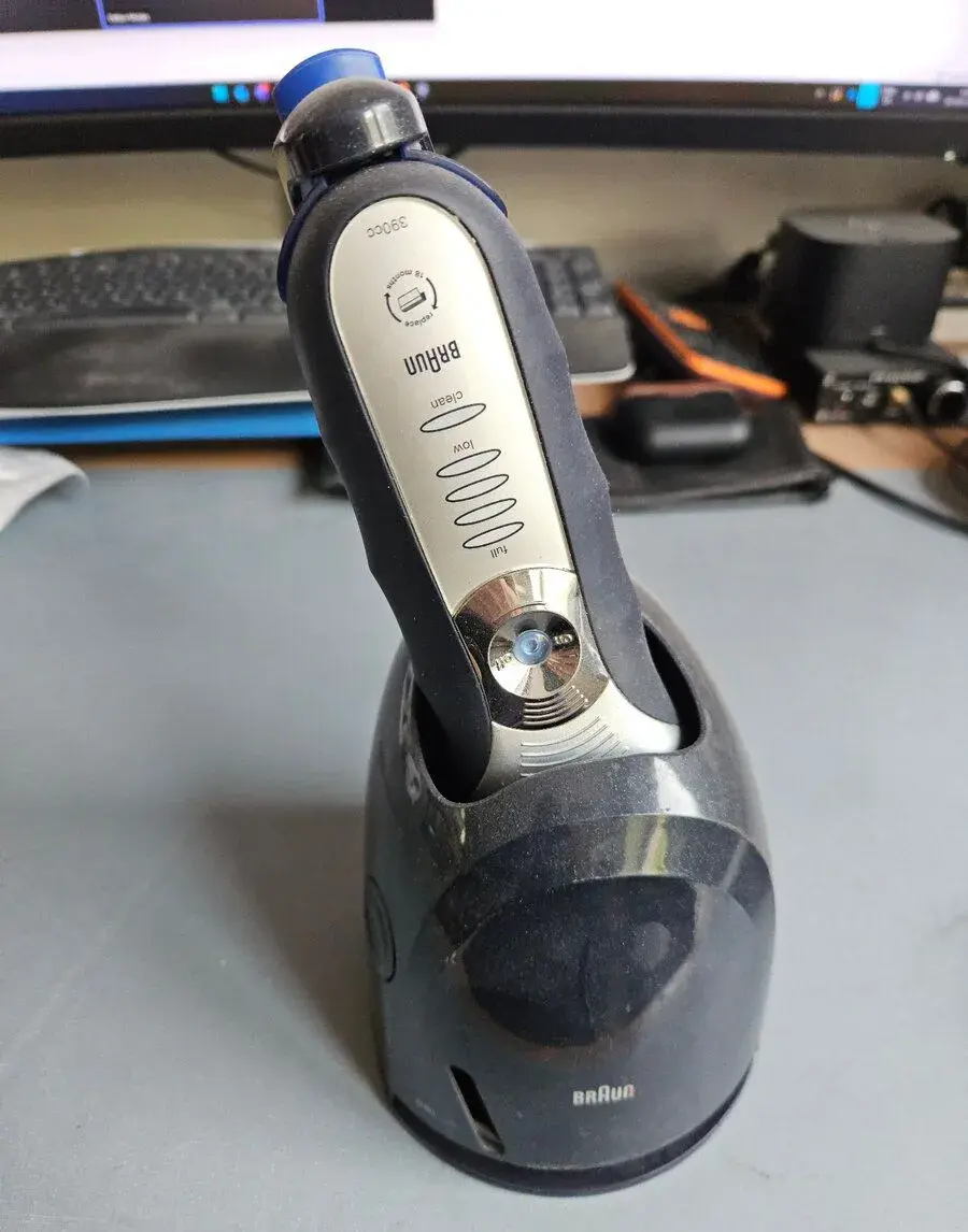 Holící strojek Braun 390 cc na náhradní díly