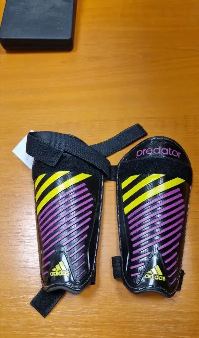 Nove chranice na fotbal Adidas Predator velikost S