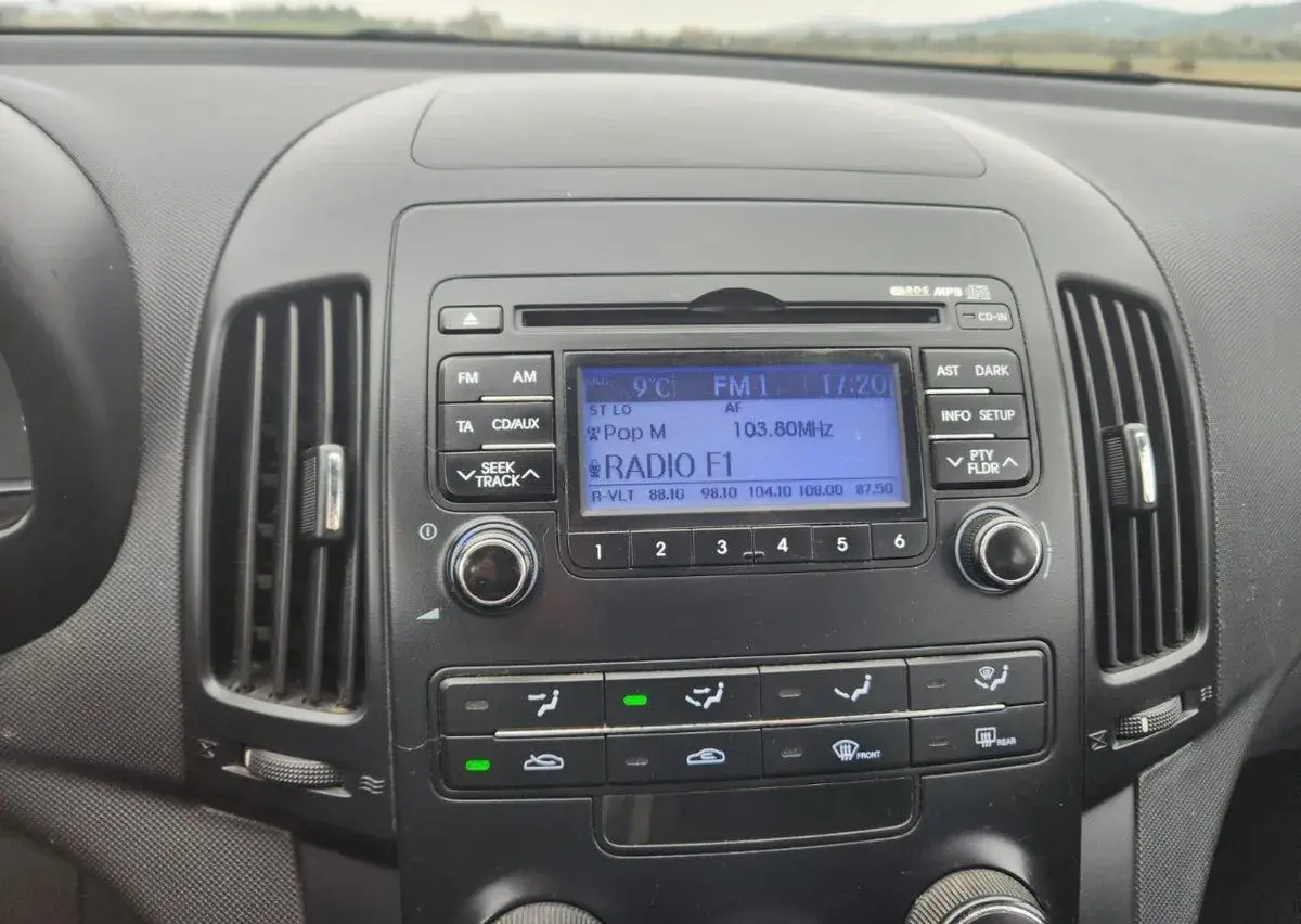 Autoradio original Hyundai i30 + dily (motor 1.6CRDi)