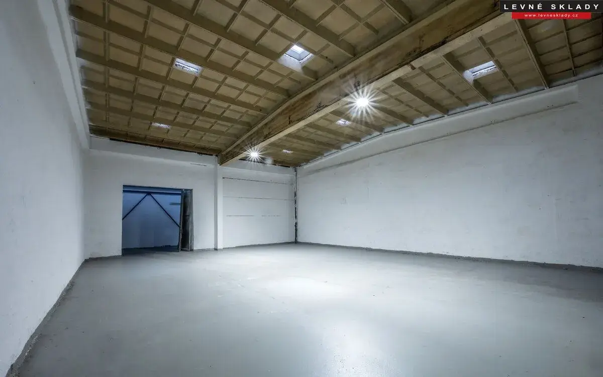 Pronájem skladu 1000 m2 v Kladrubech nad Labem